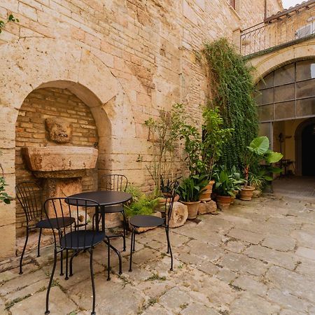 Suite Comunicanti, Tra Antico E Moderno Assisi Exterior foto