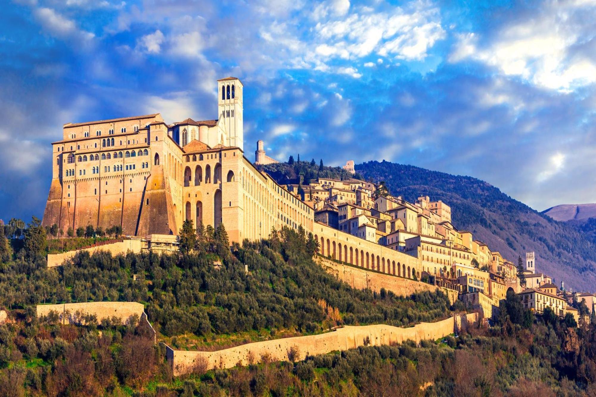 Suite Comunicanti, Tra Antico E Moderno Assisi Exterior foto
